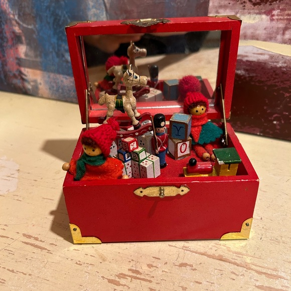 Vintage Musical Toy Chest Christmas Music Box - Picture 6 of 12